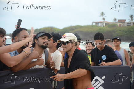 O surfista itlo ferreira ,vence estreia de campeonato em natal .