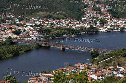 Vista da ponte rodoferroviria Imperial Dom Pedro II, que liga as cidades de Cachoeira e So Flix