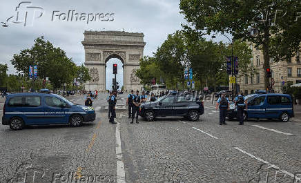  Polcia bloqueia acesso perto do Arco do Triunfo antes da abertura dos Jogos