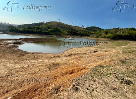 Nvel baixo da Represa de Paraibuna SP