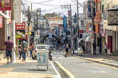 Movimentao de veculos e pedestres no calado da rua So Luiz, em Marlia (SP)