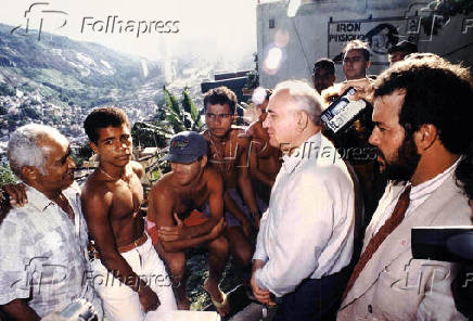 O ex-presidente sovitico Mikhail Gorbatchov visita a favela da Rocinha, no Rio 