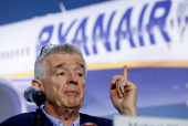 FILE PHOTO: Ryanair places major Boeing order after jet price spat