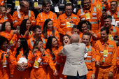 Lula cumprimenta funcionrios da Petrobras no Comperj, em Itabora (RJ)