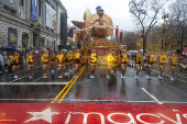 Desfile anual do dia de ao de graas da macy's acontece na cidade de nova york