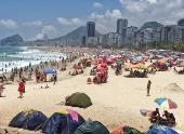 Praia de Copacabana lotada no primeiro dia do ano