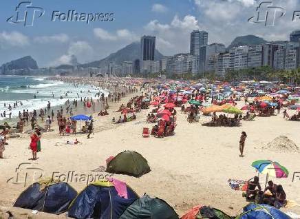 Praia de Copacabana lotada no primeiro dia do ano