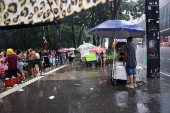 Pedestres enfrentam chuva na Avenida Paulsita, em So Paulo (SP)