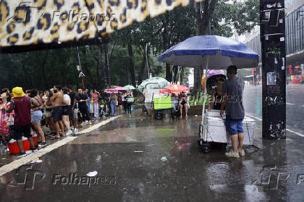 Pedestres enfrentam chuva na Avenida Paulsita, em So Paulo (SP)