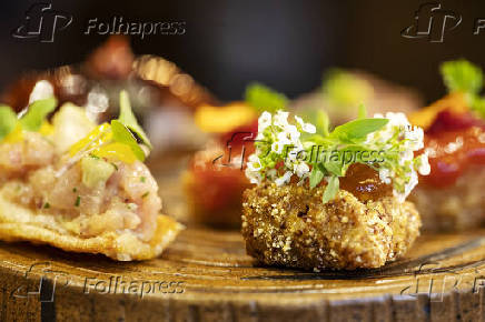 Canaps de steak tartar sobre tempur de batata doce