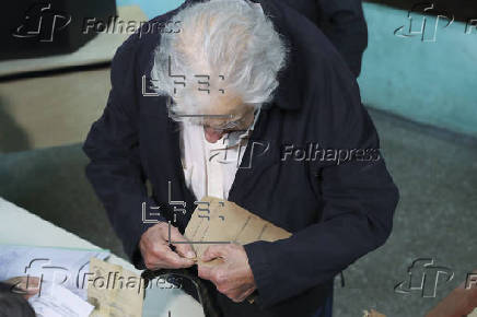 Abren los centros de votacin para la segunda vuelta de las presidenciales en Uruguay