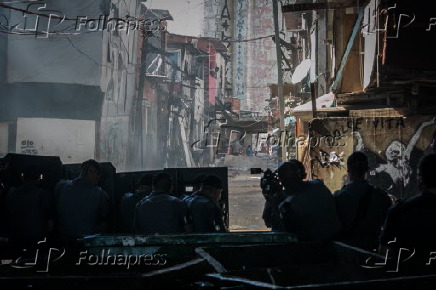 Policiais entram em confronto com moradores da favela do Moinho