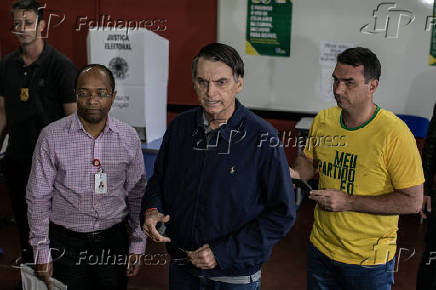 Jair Bolsonaro (PSL), ao lado de seu filho Flvio Bolsonaro e seu enfermeiro