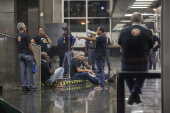 Aposentados invadem sede da Petrobras no Rio