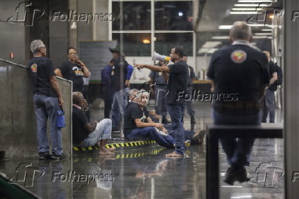 Aposentados invadem sede da Petrobras no Rio