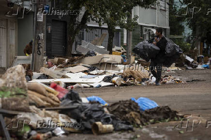 Lixos nas ruas de Porto Alegre (RS) aps baixa das guas