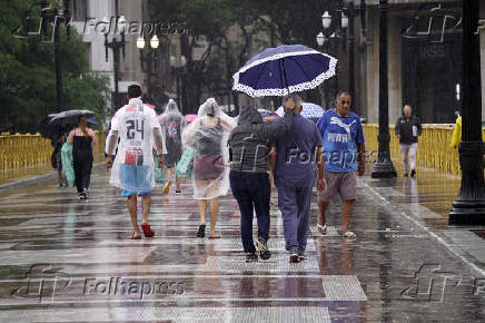 Pedestres enfrentam mais um dia de chuva em SP