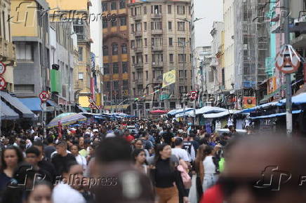 Movimentao na Rua 25 de Maro em So Paulo