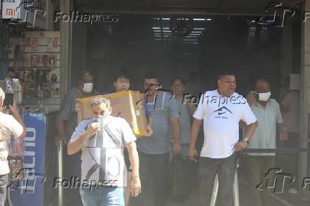 Incndio em loja de eletrnicos dentro da Galeria Pag, regio da Rua 25 de Maro