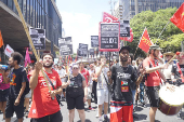 Manifestantes protestam contra a jornada de trabalho 6x1