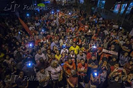 Multido  espera da soltura do ex-presidente Lula