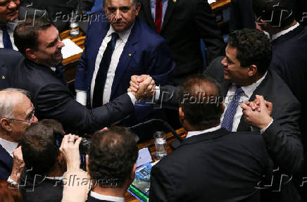 Davi Alcolumbre comemora vitria com Flvio Bolsonaro no plenrio do Senado