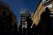 Pedestres tiram fotos, do prédio que pegou fogo