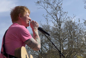 Ed Sheeran da un concierto sorpresa en Londres para promocionar su nueva canción 'Azizam'