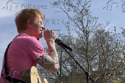 Ed Sheeran da un concierto sorpresa en Londres para promocionar su nueva canción 'Azizam'