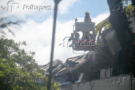 Bombeiros fazem rescaldo em prédio da PUC-PR