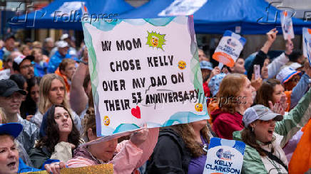 Kelly Clarkson se apresenta no Today Show, dando início à série de shows de verão do Citi