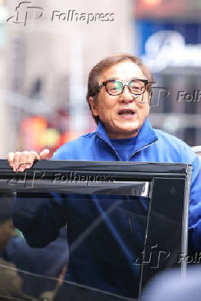 Jackie Chan é visto na região da Times Square na cidade de Nova York