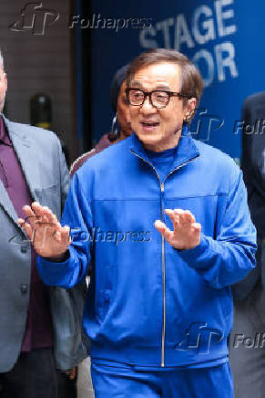 Jackie Chan é visto na região da Times Square na cidade de Nova York