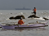 The US Navy’s Nimitz-class nuclear-powered aircraft carrier USS George Washington (CVN-73) anchors at Manila Bay