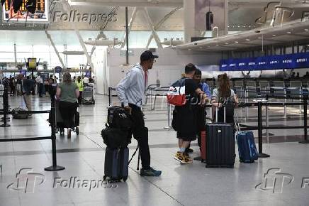 Movimentação de passageiros no aeroporto jfk em nova york.