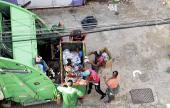 Busca por comida no caminhão de lixo na cidade do rio de janeiro