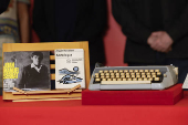 Serrat deposita su legado en el Instituto Cervantes