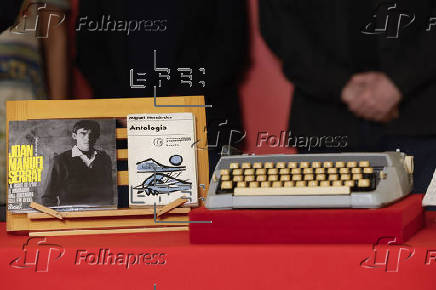 Serrat deposita su legado en el Instituto Cervantes