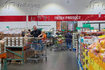 Costco customers visit Los Angeles store ahead of earnings report
