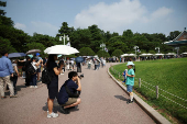 Tourists flock to the presidential Blue House before its closure