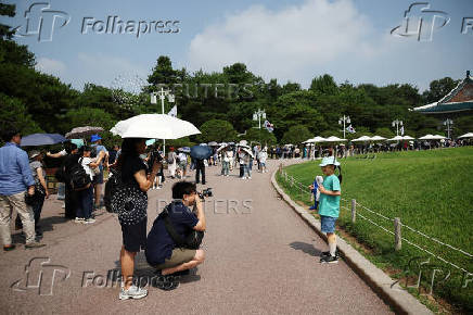 Tourists flock to the presidential Blue House before its closure
