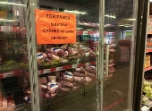 Supermercado em São Paulo tranca com cadeado geladeira de carnes
