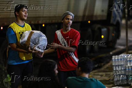 Voluntários recebem doações em Belém (PA) para ajudar vítimas das chuvas do RS