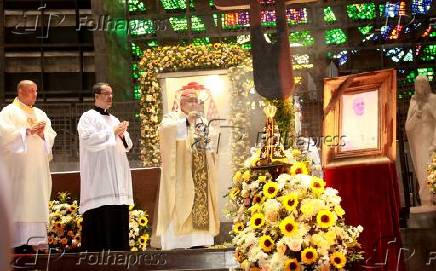 Catedral de são sebastião do rio de janeiro se prepara pra missa ao papa francisco