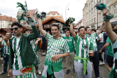 Aficionados del Betis animan a su equipo en Breslavia previo al partido de final de la Liga Conferencia