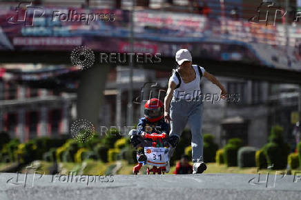 Bolivians compete with motorless cars, in La Paz