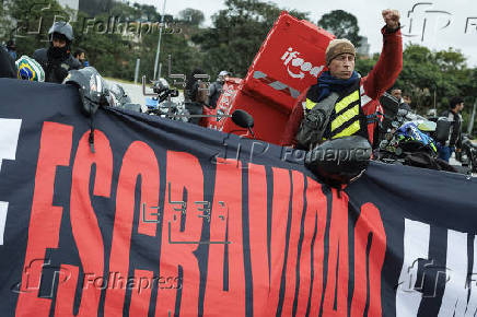 Un centenar de repartidores de aplicaciones protestan por más derechos en Brasil