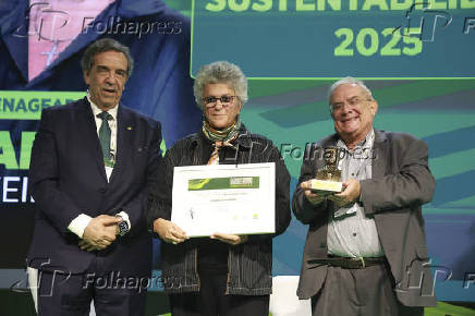 Homenageada izabella teixeira com o prêmio norman borlaug na 24º congresso brasileiro do agronegócio