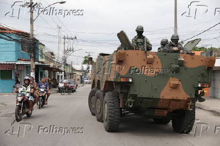 Soldados do Exército durante operação na Vila Aliança