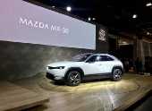 Vista externa do carro Mazda MX-30 no Salão do Automóvel de Tóquio 2019, no Japão